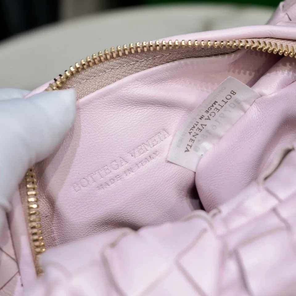 Batch 1120 BV Bottega Veneta's new early spring women's MINI JODIE handbag BV bag 🔥The new method is based on the original rounded corners, knotted with classic woven leather round hobo bag, The most iconic triangular pull-out design, using sheepskin draped soft shape, is super suitable for concave shapes~ Jodie feels really gentle to people, and is definitely the best item for daily matching. It has the same weave, new elements and twists, is compact and versatile, and is the new favorite of street style Internet celebrities! Dimensions: 23x28x8 Model: 6699-1